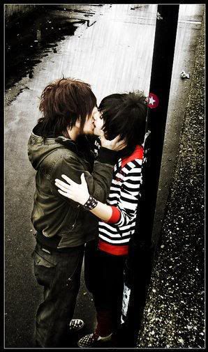 emo boys kissing pictures. emo boys kissing emo girls.