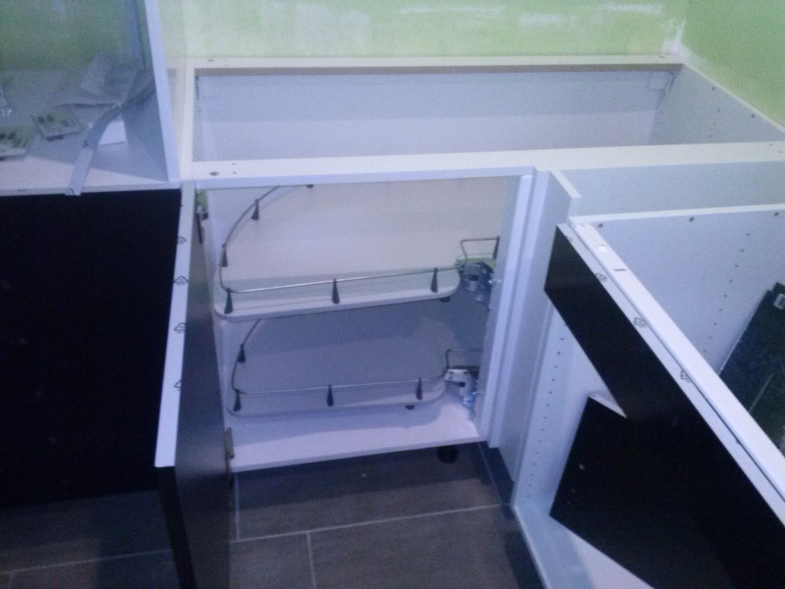 Pose de la cuisine de chez ikea couleur noir laqué......... le ...