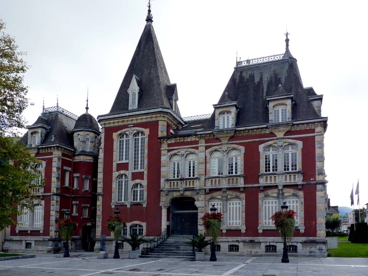 LOURDES (Pyrénées) Lourdes-hotel-de-ville