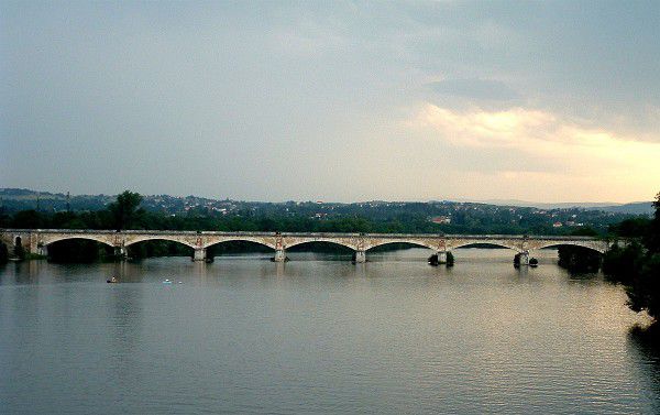 Roanne_pont_ferroviaire_sur_la_Loire.jpg
