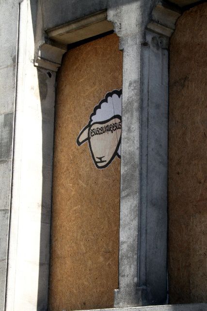 38 - Grenoble : Ben qu'aveugle, ce mouton semble me regarder