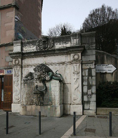 38 - Grenoble - Mouton au dessusde la fontaine du lion et du serpent
