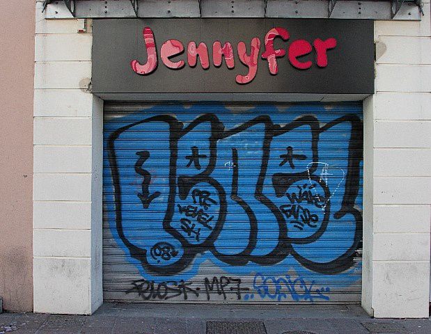 38 - Grenoble : Tag bleu sur Jennyfer rouge