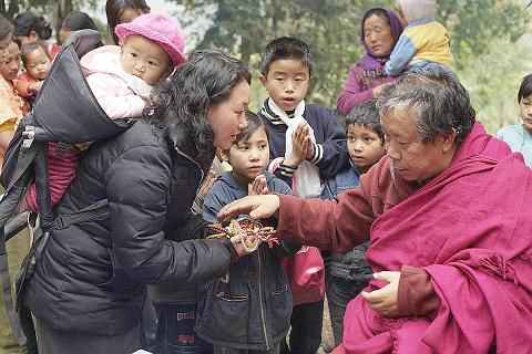 Tulku-Ugen-and-crowd-copy-1.JPG