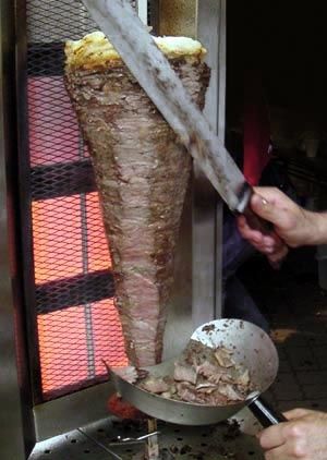 Doner_kebab_slicing.jpg