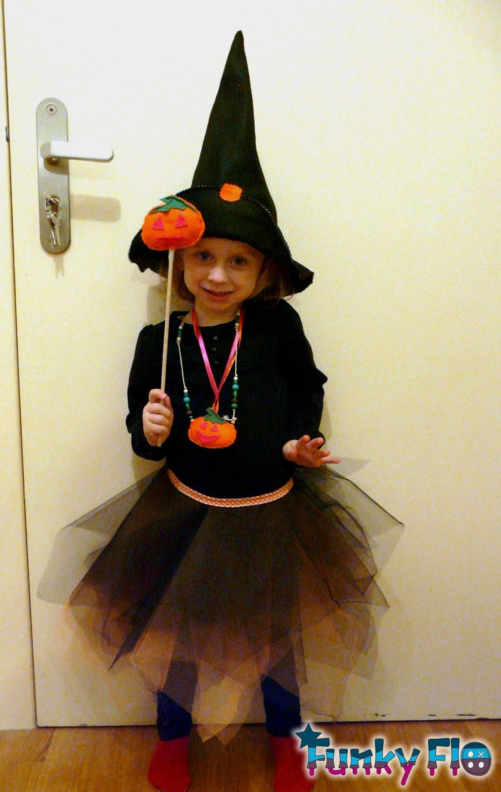 Une jolie sorcière ou Comment faire déguisement d'Halloween en 2 heures -  Doudous Créations Funky Flo décoration bébé enfant