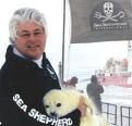 Paul-Watson-bebe-phoque.jpg