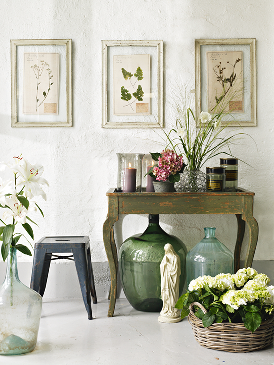 pretty-details-table-and-flowers.png