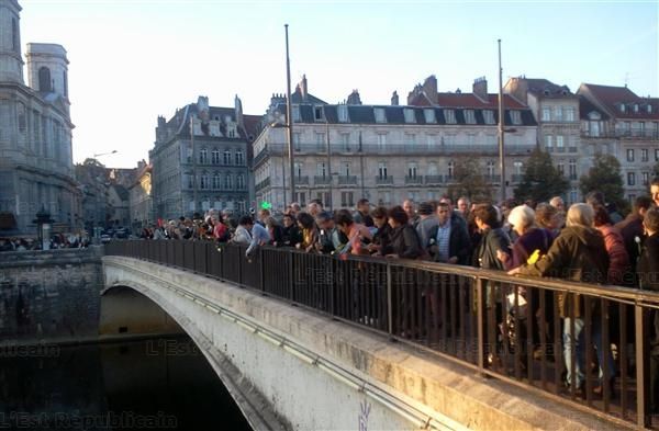 la-ceremonie-sur-le-pont-battant-avec-des-fleurs-lancees-en.jpg
