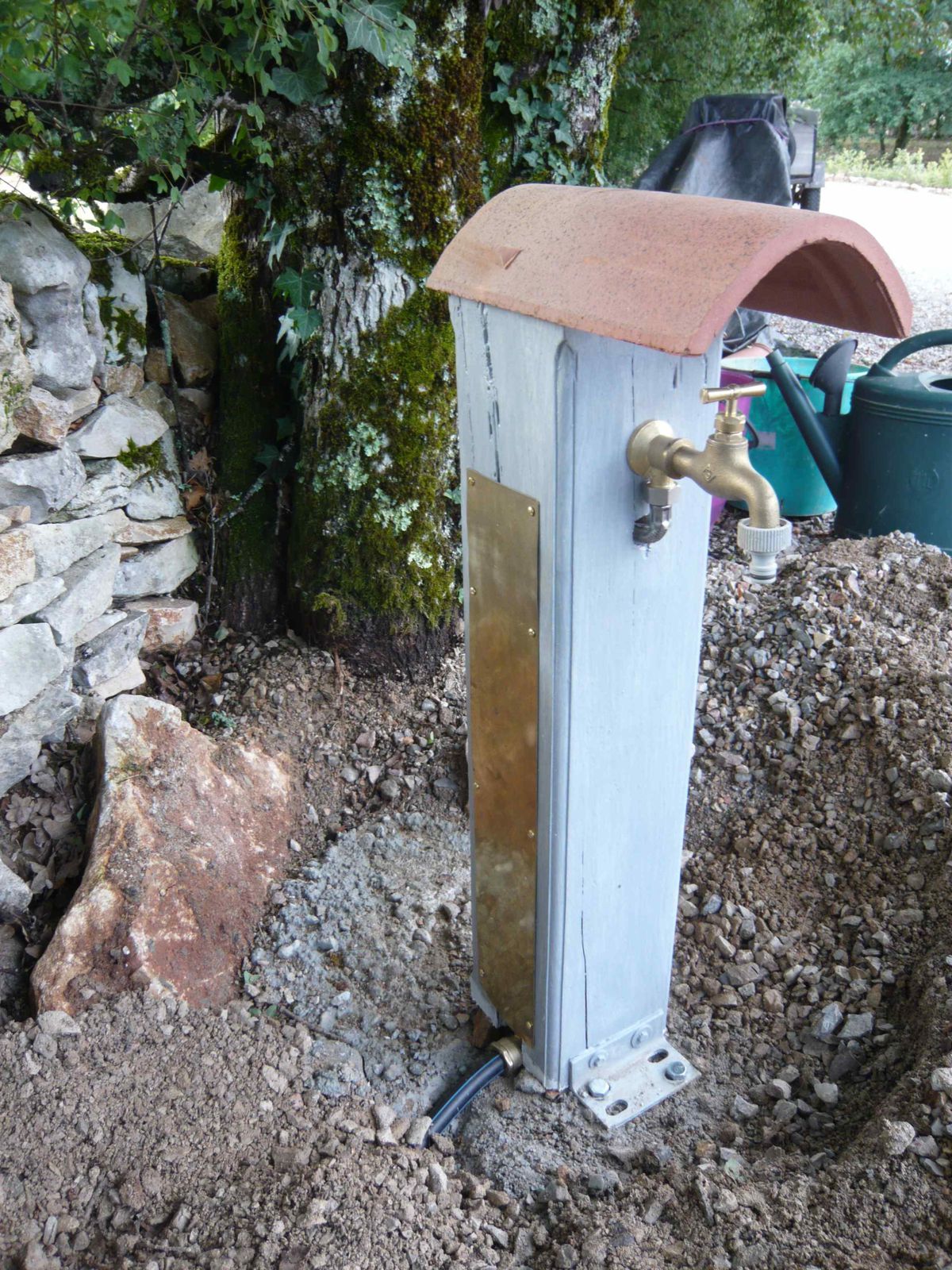 Fontaine ou borne à eau pour l'arrosage extérieur - blog de travaux et de  bricolage pour la maison et le jardin .
