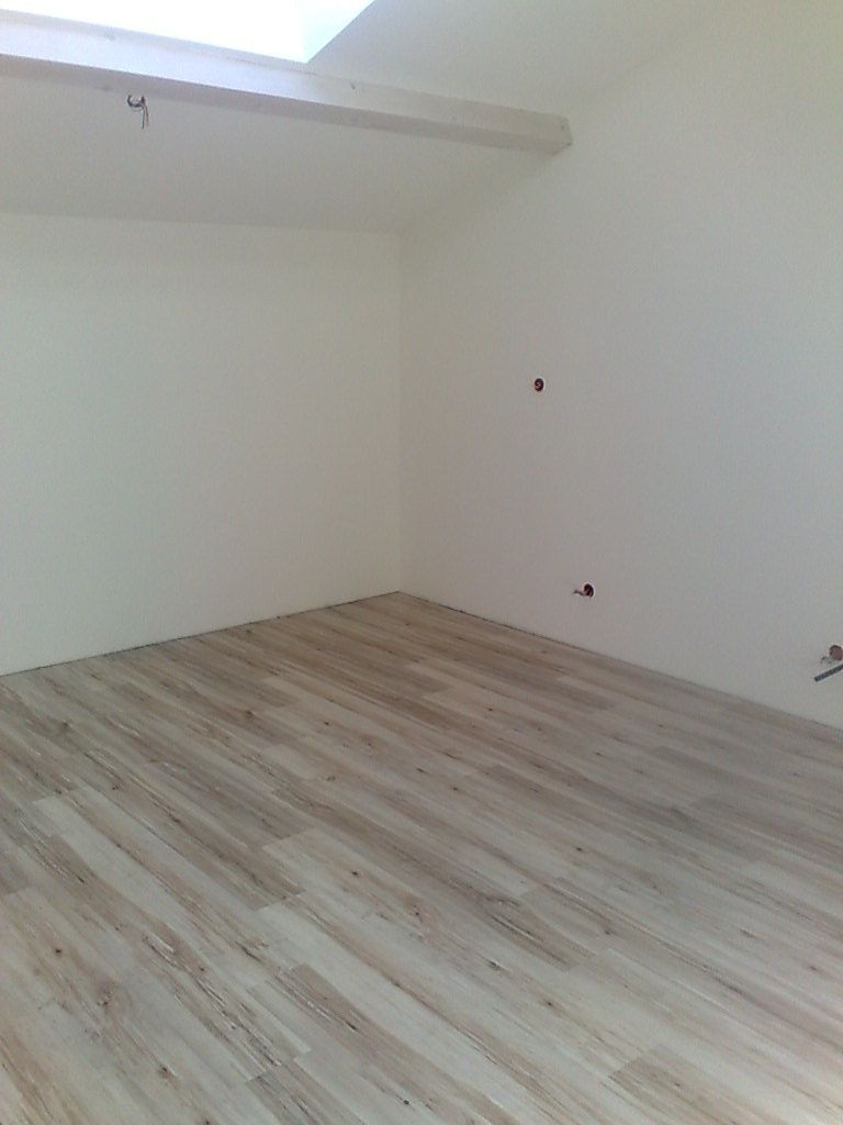 Pour la chambre: une belle peinture blanche et un parquet erable ...