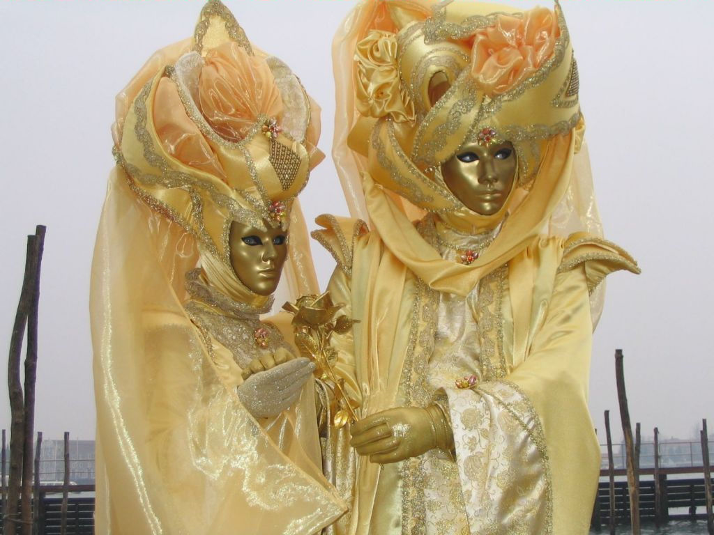 Venez voir des photos du carnaval de Venise, très beau costumes et masque qu`ont ne vois pas ici cela est de toutes beauté. Image du net