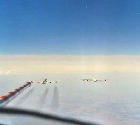 2planes1contrail.jpg