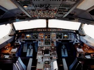 447114-plane-cockpit