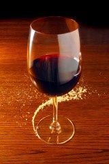 verre-de-vin-et-traces-de-repas.jpg
