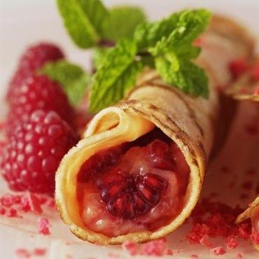 recette-crepes-roses-a-la-rose-a-la-framboise-et-aux-macaro.jpg