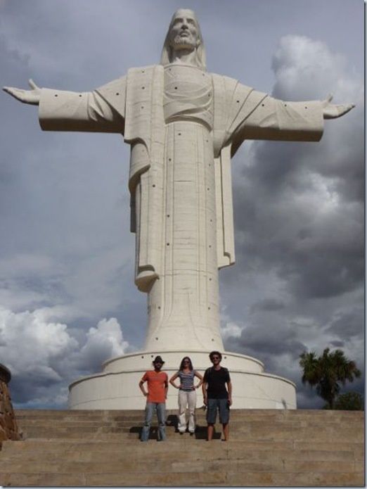 Devant le Cristo de la Concordia de Cocha : il dépasse celui de Rio de quelques centimètres