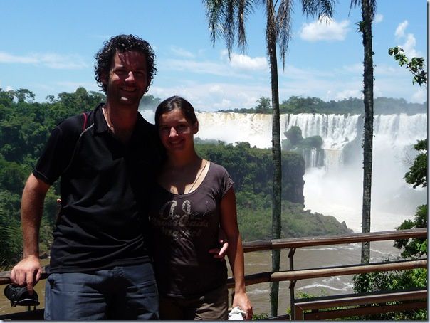 Devant les chutes d'Iguazu