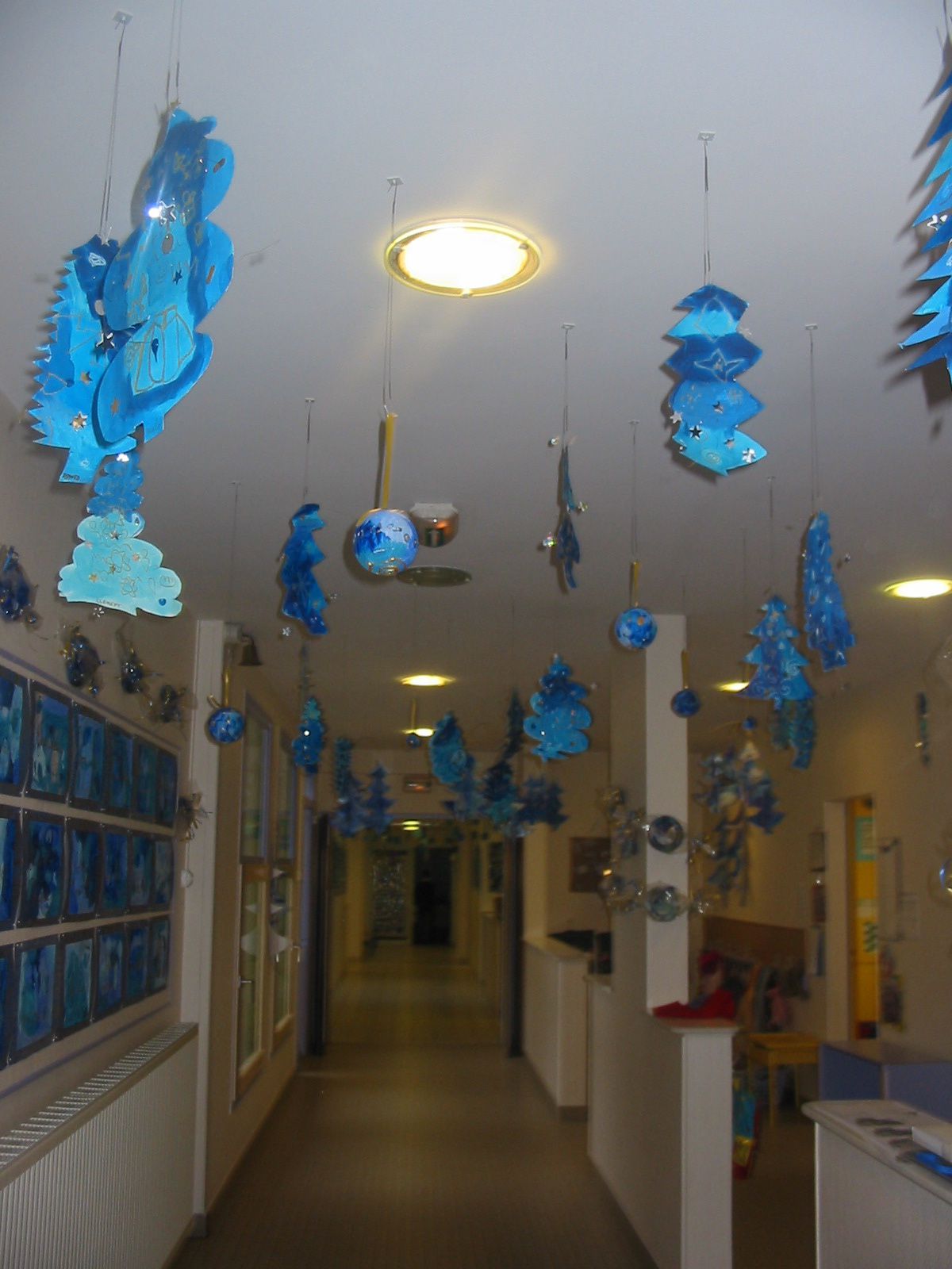 décoration d'une école maternelle pour Noël sur le thème du bleu