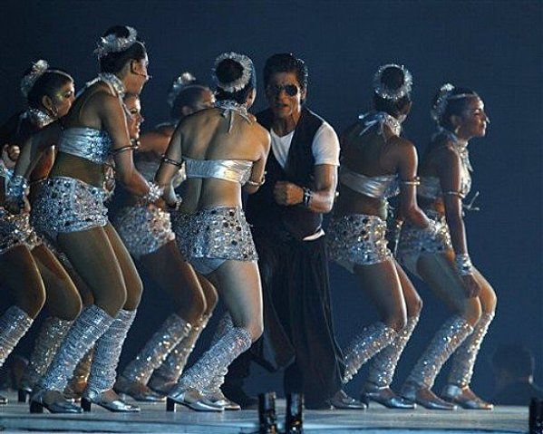 Shriya-shakes-her-hips-with-SRK-in-IPL-4-Opening-c-copie-2.jpg