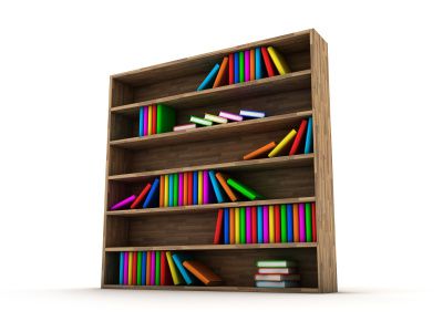 bibliothèque avec livres colorés