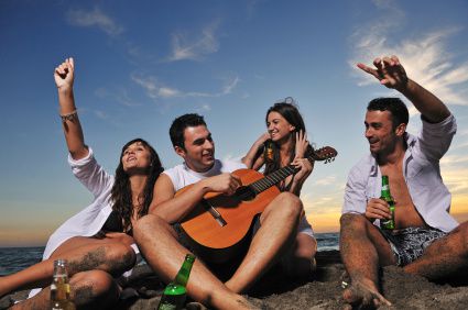jeunes gens sur une plage jouant de la guitare