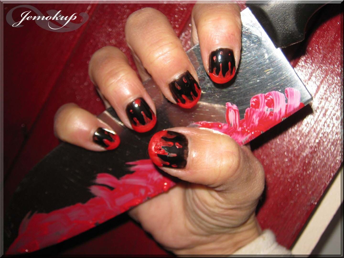 Sur un vernis (miss europe) noir, faire une french en blanc (Elf) puis la recouvrir de vernis rouge(Catrice Bloody).