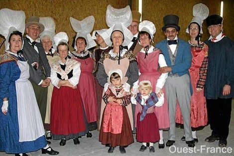 Album Coiffes et Costumes Normands Bretagnolles village Normand