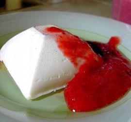 panna-cotta-a-la-vanille-et-son-coulis-de-fraises.jpg