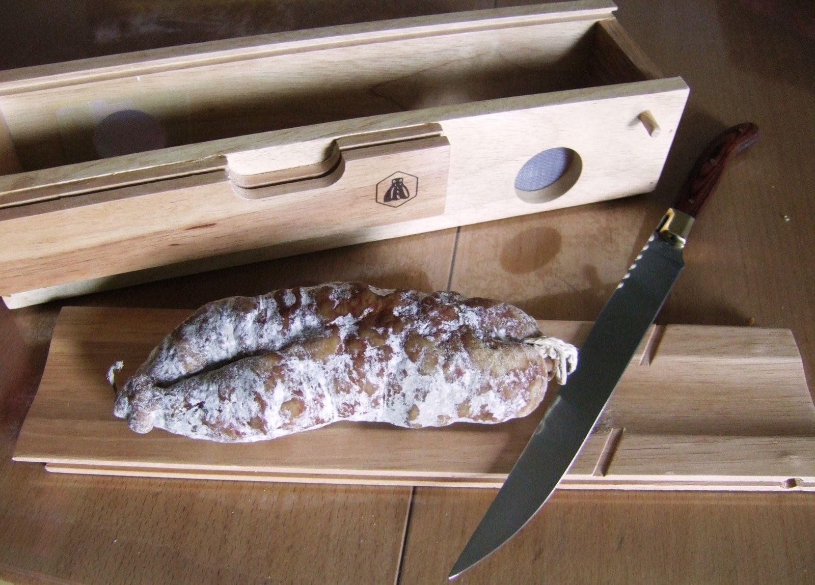 Cave à saucisson bois et couteau
