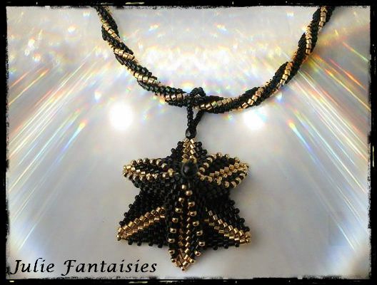 C-29-Collier-Trilium-noir-et-or--1-.jpg