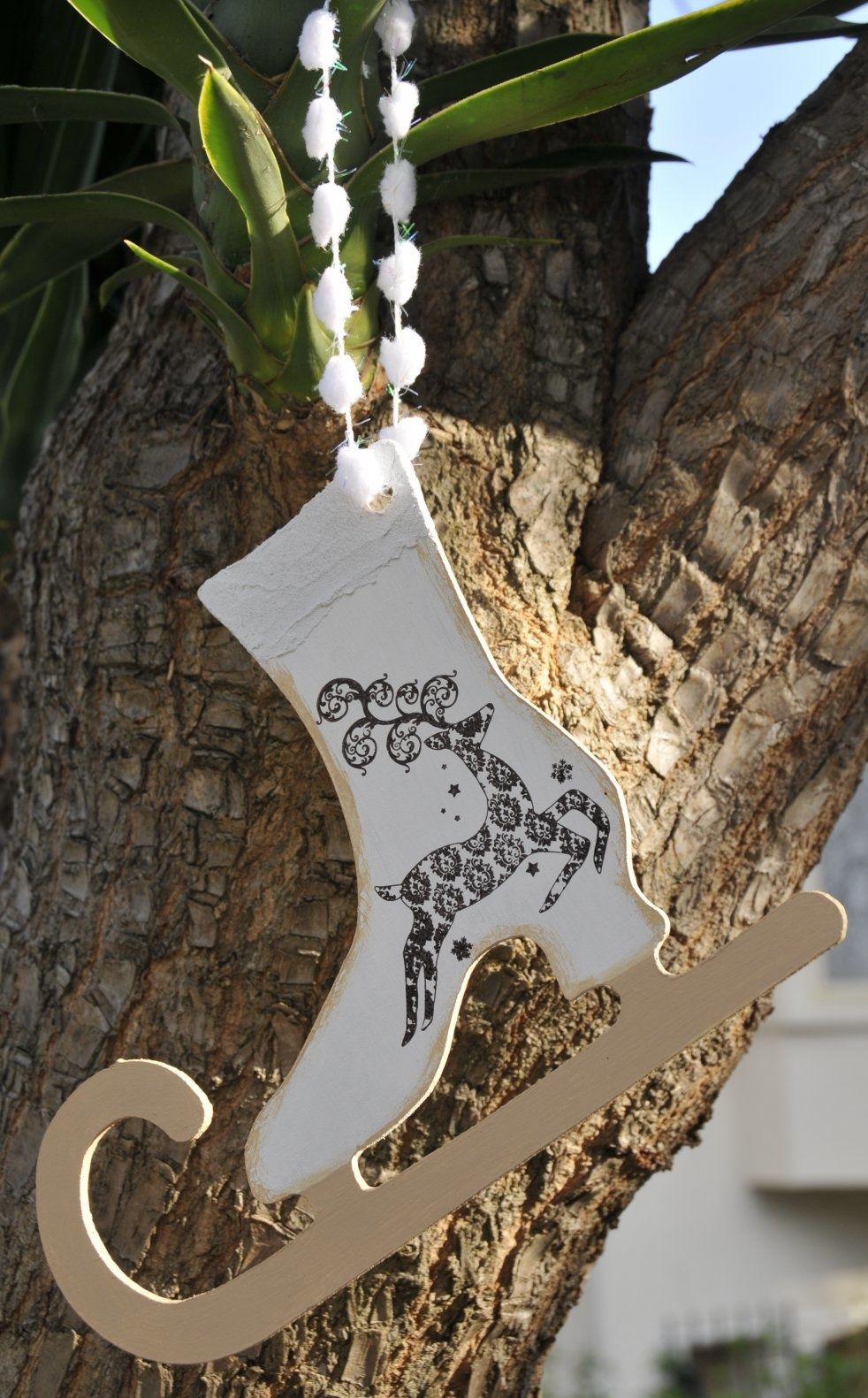 Voilà une 2ème version de décoration d\u0027un patin à glace en Mdf. Celui,ci est décoré avec de la peinture, un tampon, et de la neige. C\u0027est tout !!