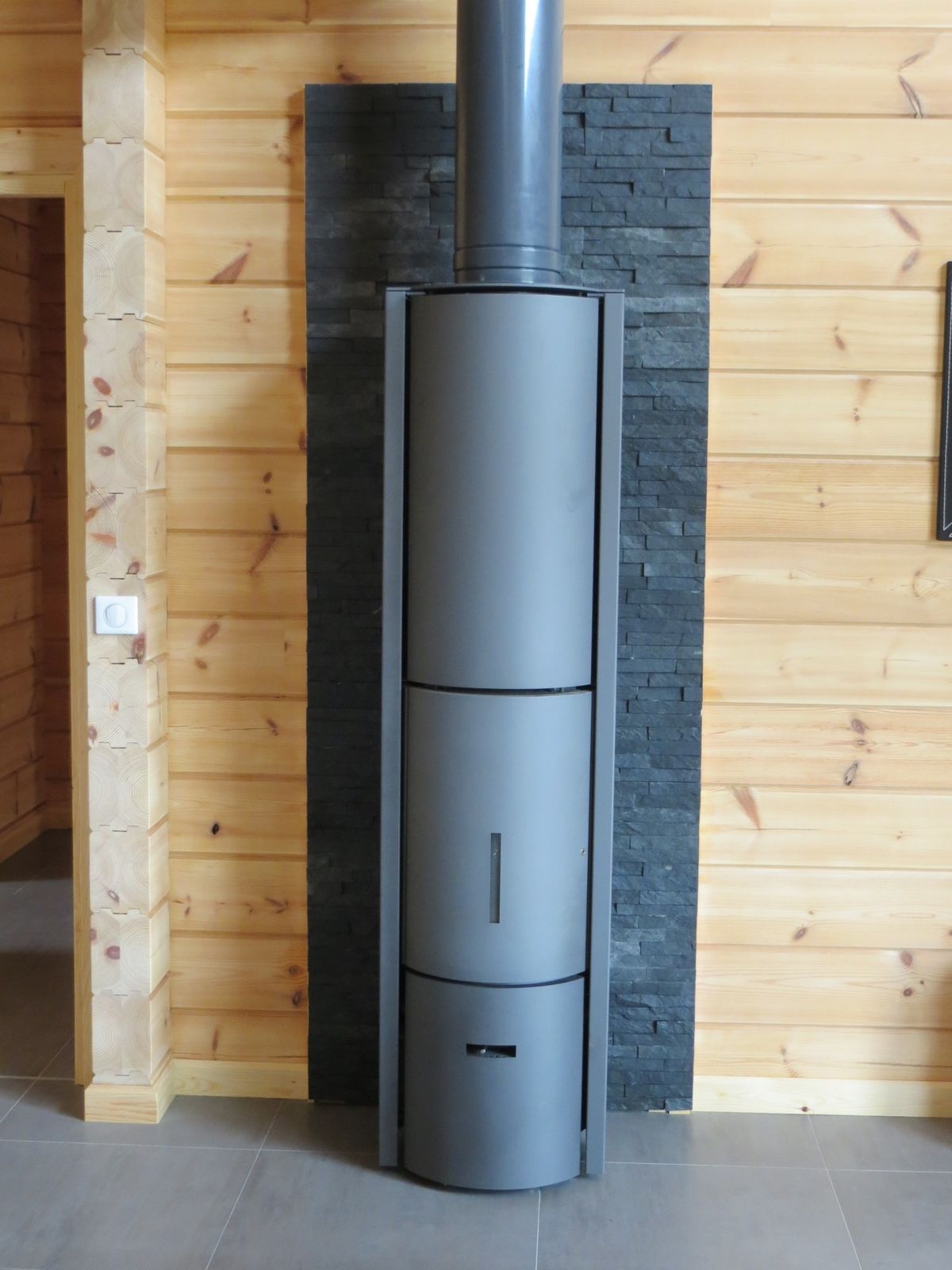 Le poêle et son parement en ardoise la maison en bois massif de ...