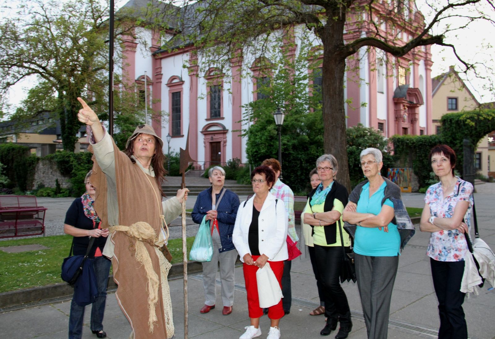 Von Ortsheiligen, Bischofsmördern, edlen Herren, Königen und gemeinem  Bauernvolk - Klaus Körber als mittelalterlicher Tagdieb-Wächter - Neues  Angebot der TWL in Veitshöchheim - Veitshöchheim News