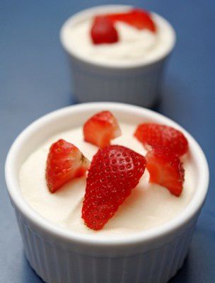 50e9a8d49f352-mousse-chocolat-blanc-fraises.jpg