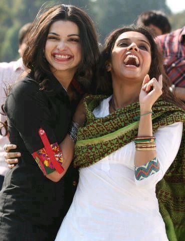 Asin-and-Prachi-on-the-sets-of-Bol-Bachchan.jpg