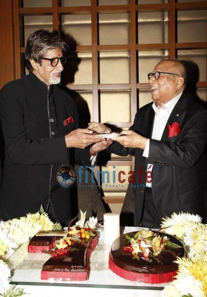 Amitabh-Bachchan-celebrates-70th-birthday-with-Cap-copie-2.jpg