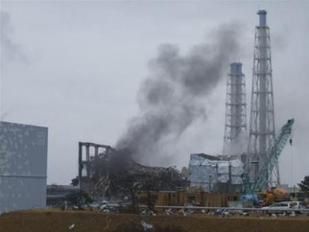 2398074910-fumee-au-dessus-de-la-centrale-de-fukushima.jpg