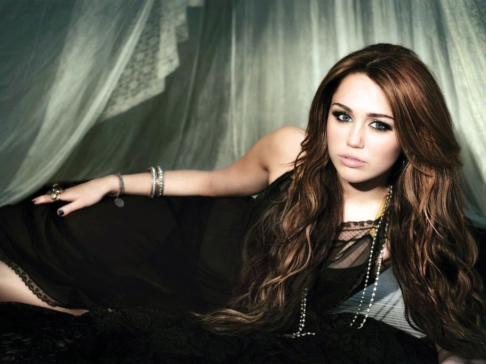Miley-Cyrus-2012.jpg Miley-Cyrus-2012.jpg