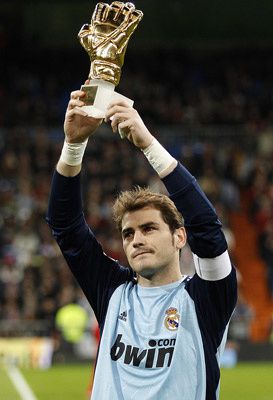 Iker Casillas présente le gants d'or reçu - Le blog de