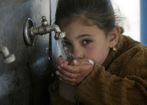 Gaza_eau_enfant_2_8a3ca.jpg