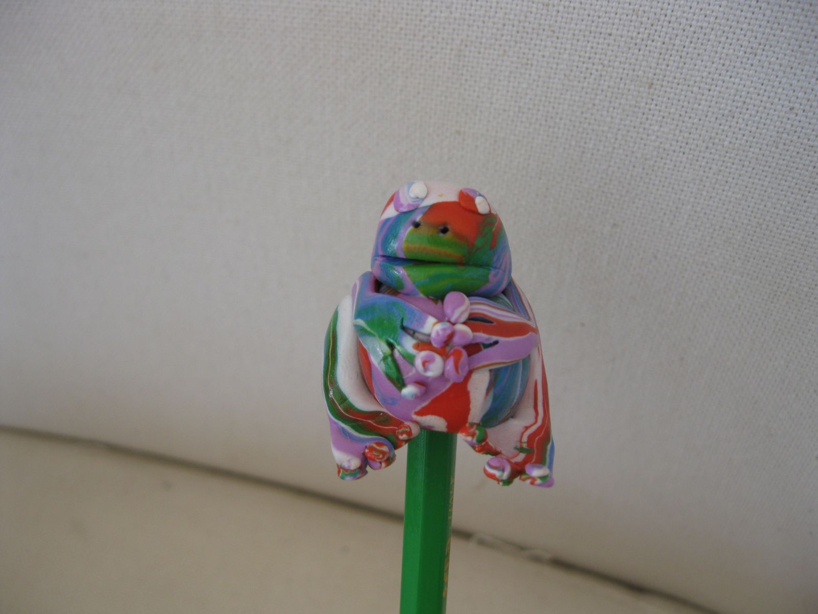 porte-crayon grenouille multicolor