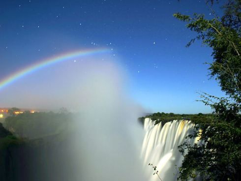 800px-lunar rainbow 3 - orion l - victoria falls - calvin b