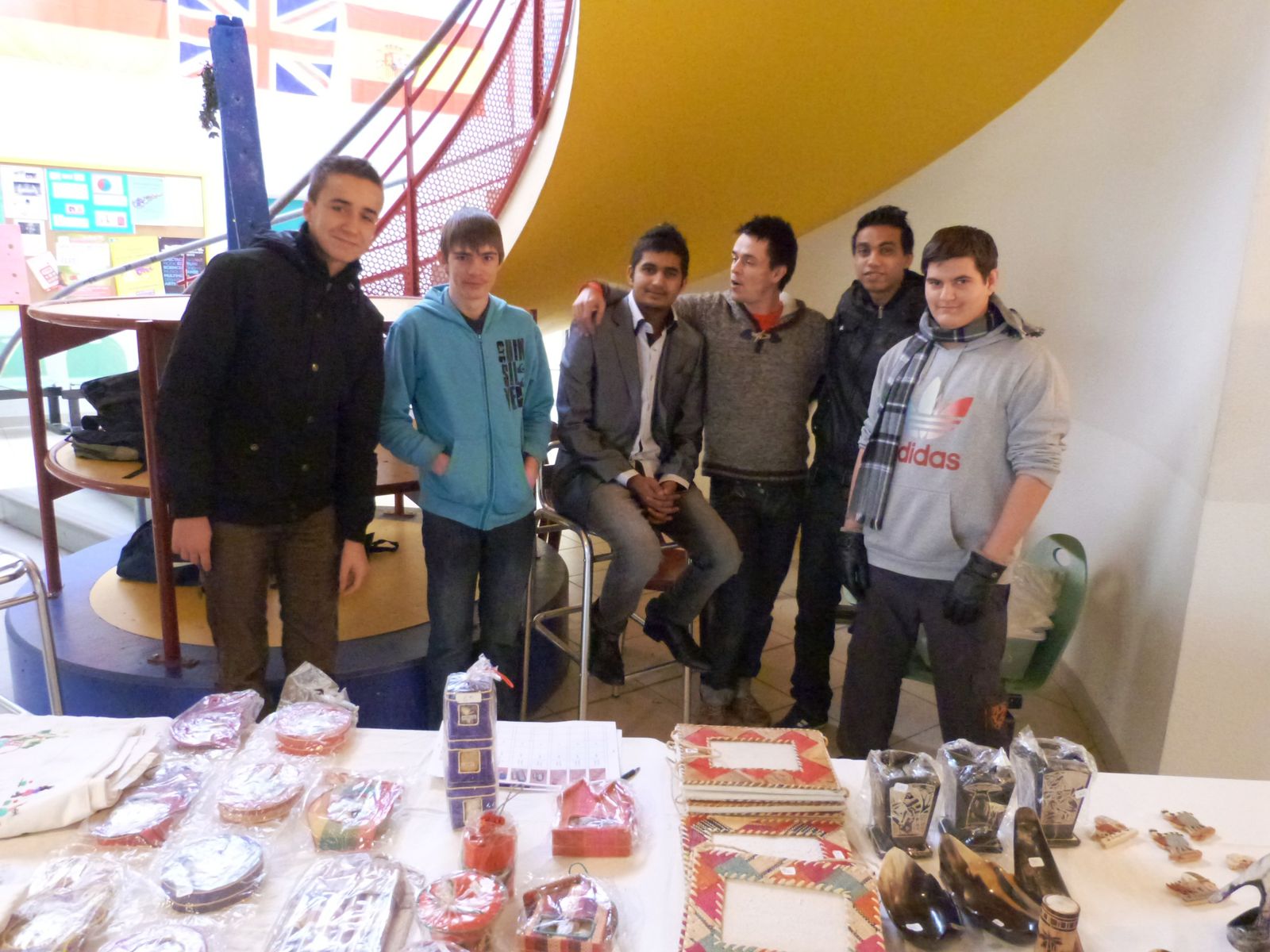 Décembre 2012 : Journée de vente en faveur de Madagascar au sein du lycée Jean Capelle à Bergerac à l'initiative d'Adnan