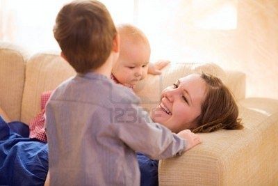 4621911-happy-jeune-maman-de-deux-adorables-enfants--la-mai.jpg
