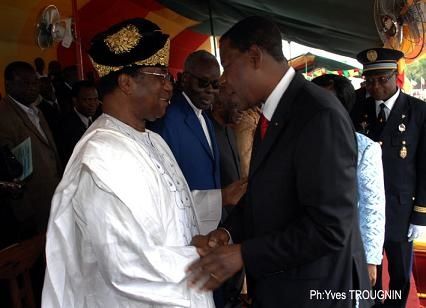 Chaudes_poignees_de_mains_entres_les_Presidents_BONI_YAYI_e.jpg
