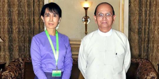 1561992 3 f719 la-dissidente-birmane-pose-avec-le-president