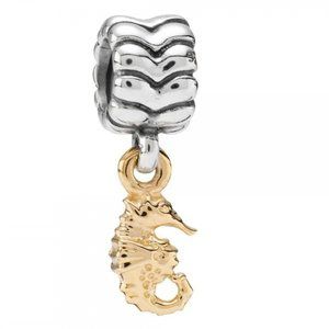 Charm-Pandora-avec-pendentif-Cheval-de-mer.jpg