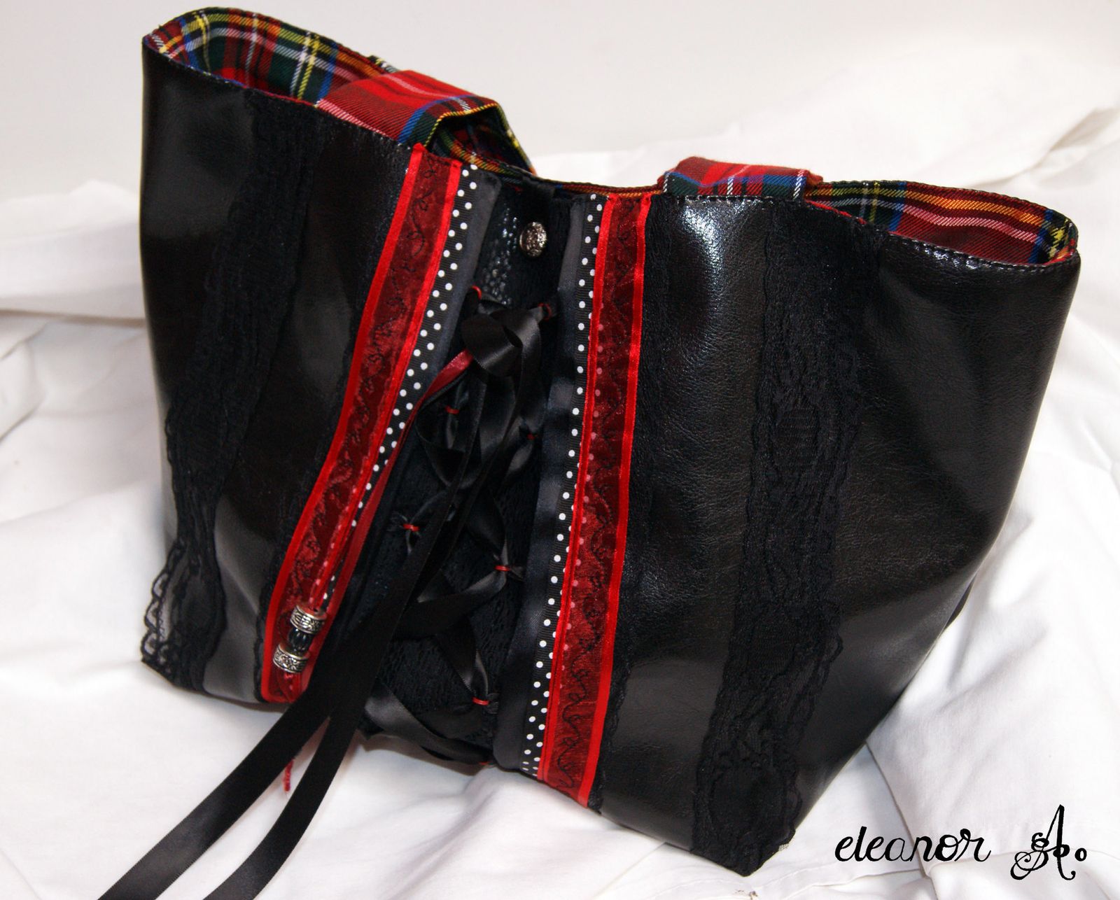 Un sac rouge et noir en simili cuir vendu Eleanor A