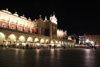 cracovie-les-halles-du-rynek-de-nuit.jpg